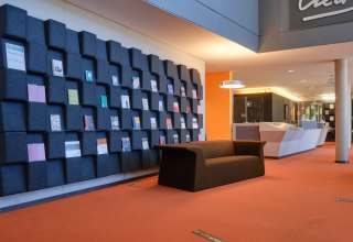 Neuerwerbungswand im Foyer // &copy; Landesbibliothek Mecklenburg-Vorpommern G&uuml;nther Uecker (V. Ruppel)