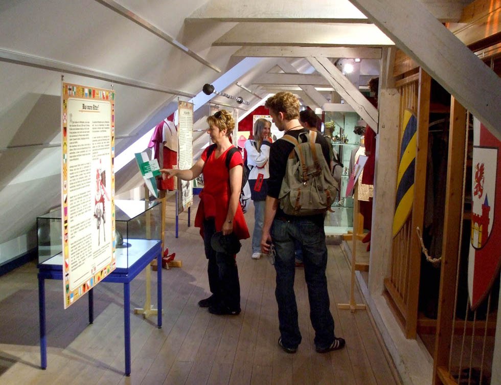 Reger Besuch zur Sonderausstellung „Ritter“ im Haffmuseum // © Haffmuseum Reger Besuch zur Sonderausstellung „Ritter“ im Haffmuseum // © Haffmuseum