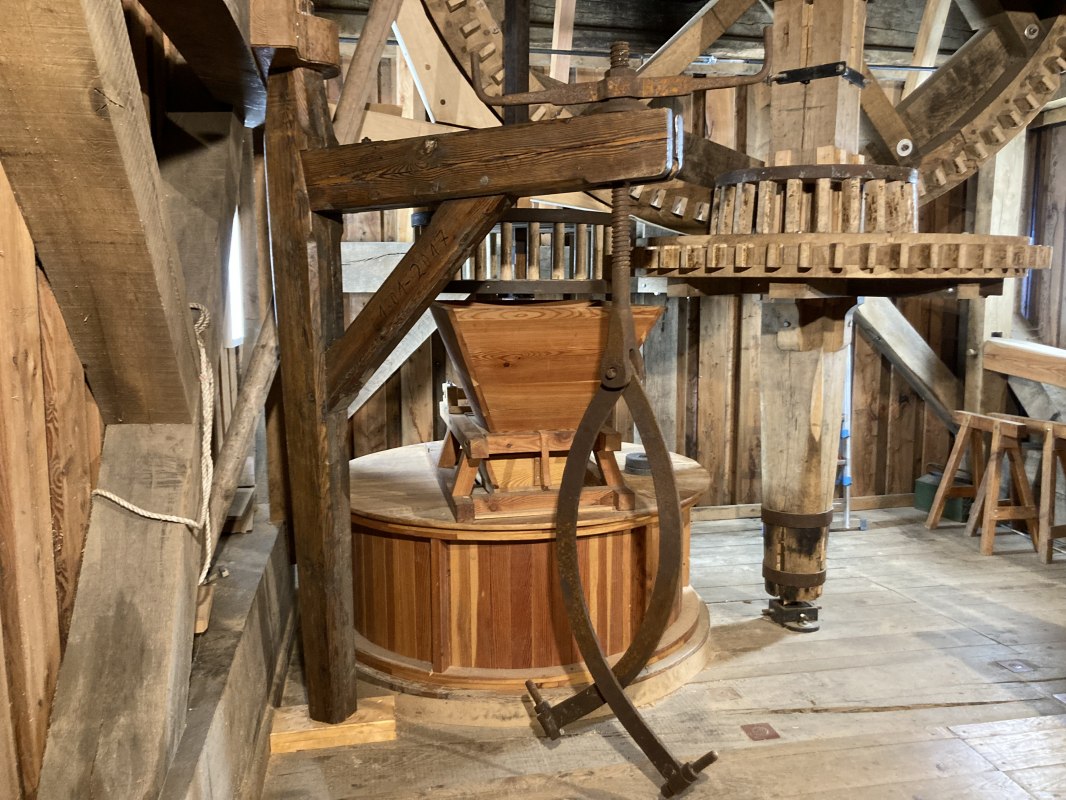 De graanvloer van de Eldena molen toont het maalwerk, de stenen kraan en de koningsas // &copy; Martin Weidemeier