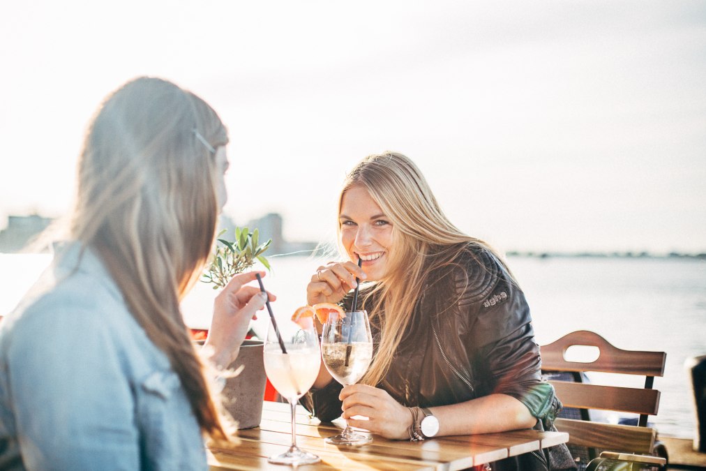 Sommerterasse an der Kaikante, &copy; Ottos/Dan Petermann