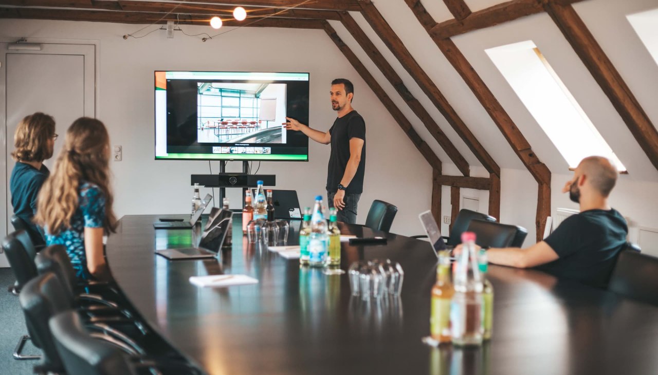 Konferenzraum mit moderner Präsentationstechnik. Ideal für Besprechungen, Workshops oder strategische Planungen., © Michelle Dynio Konferenzraum mit moderner Präsentationstechnik. Ideal für Besprechungen, Workshops oder strategische Planungen., © Michelle Dynio