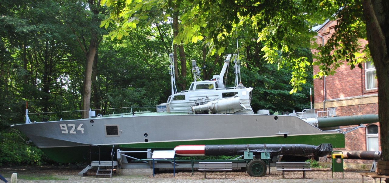 Kleines Torpedoschnellboot der NVA auf dem Freigelände im Marinemuseum auf der Insel Dänholm bei Stralsund // © STRALSUND MUSEUM Kleines Torpedoschnellboot der NVA auf dem Freigelände im Marinemuseum auf der Insel Dänholm bei Stralsund // © STRALSUND MUSEUM