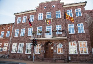 das Rathaus Neukloster an der Hauptstraße 27 // © Frank Burger das Rathaus Neukloster an der Hauptstraße 27 // © Frank Burger
