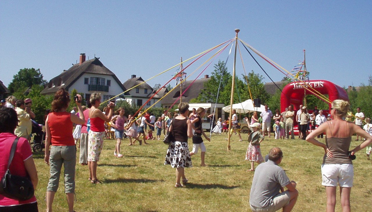 Kinderfestival - traditionele lintdans, &copy; Kurverwaltung Ahrenshoop &middot; Foto Roland V&ouml;lcker