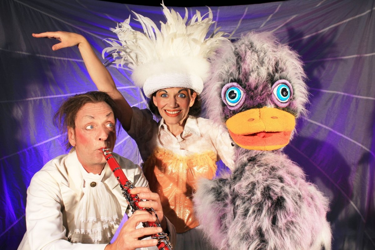 zwei Puppenspieler mti einer großen Ente im Kostüm, © Theater Phoebus zwei Puppenspieler mti einer großen Ente im Kostüm, © Theater Phoebus