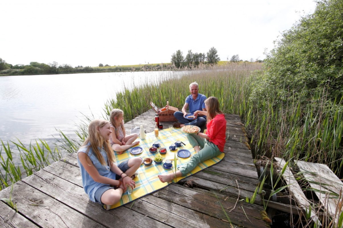 Picknick am See // &copy; Schloss Duckwitz