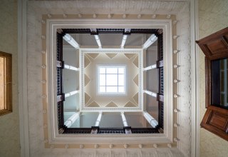 Treppe mit Galerie im Schlossgut Gorow // &copy; Domusimages