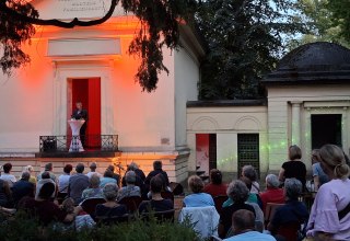 Krimiforscher Bert Lingnau vor einem Mausoleum des Wismarer Friedhofs // &copy; Anja Kretschmer