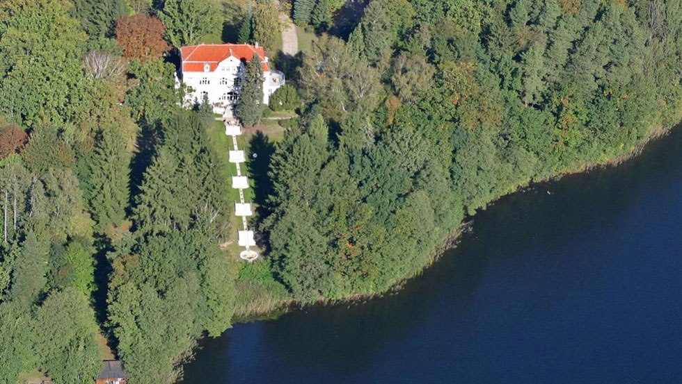 Luftbild des Schlosses Drosedow mit Park und See // © Schloss Drosedow Luftbild des Schlosses Drosedow mit Park und See // © Schloss Drosedow