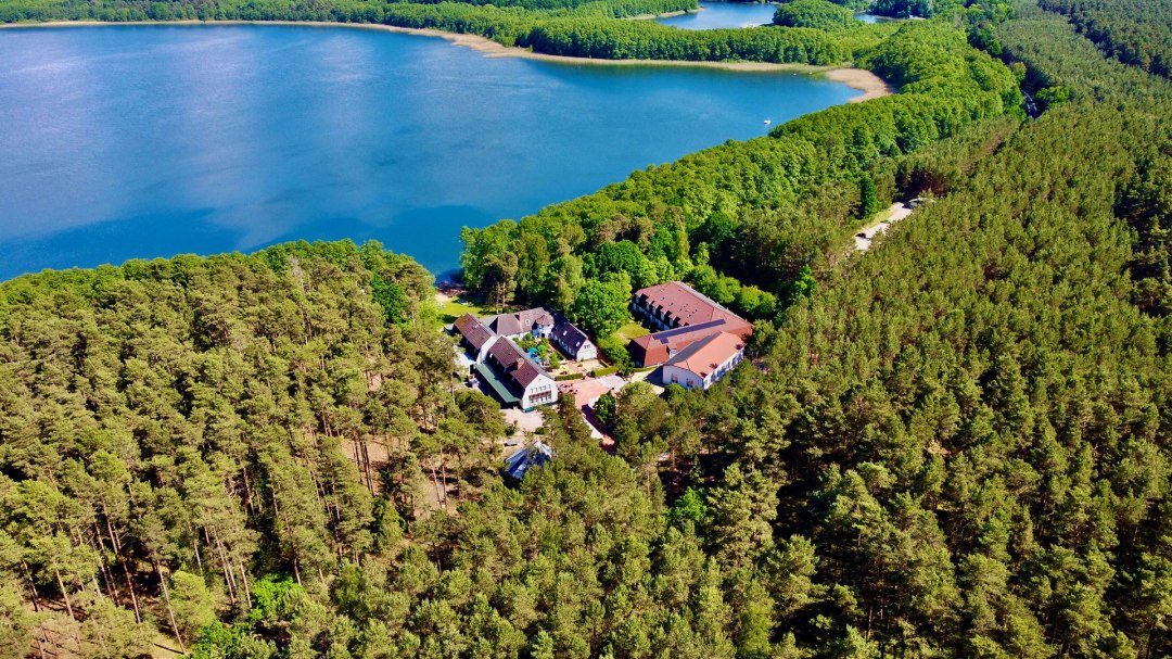 Eingebettet im Müritz-Nationalpark, am Großen Labussee. Mehr Platz geht nicht!, © Familotel Borchard´s Rookhus Eingebettet im Müritz-Nationalpark, am Großen Labussee. Mehr Platz geht nicht!, © Familotel Borchard´s Rookhus