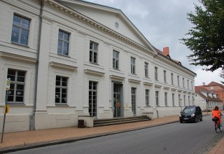 Heute beherbergt das Gebäude die Fritz-Reuter-Grundschule Ludwigslust. // © Gabriele Skorupski Heute beherbergt das Gebäude die Fritz-Reuter-Grundschule Ludwigslust. // © Gabriele Skorupski