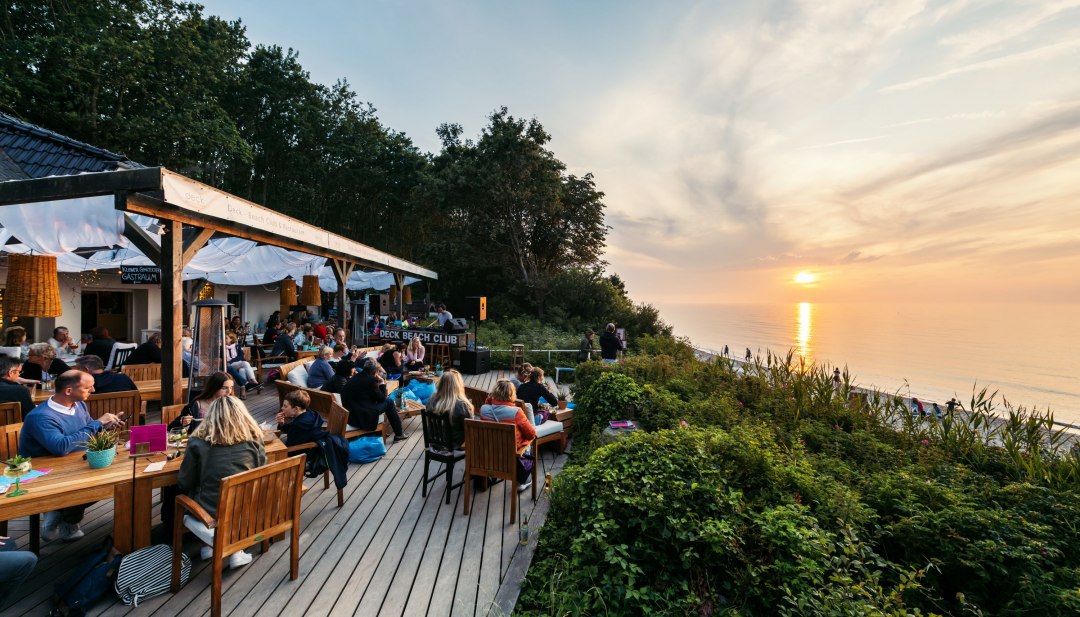 Den Sonnenuntergang genie&szlig;en im Deck Beach Club in Heiligendamm an der Ostsee, &copy; TMV/Tiemann