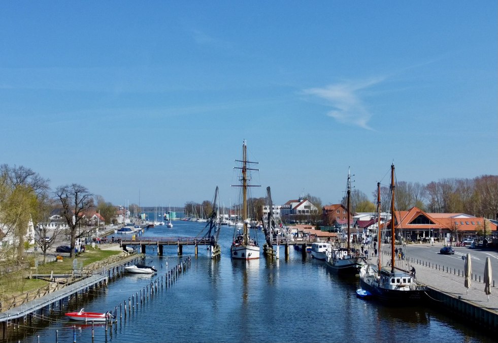 Die Weisse Düne wird im Rahmen des Maritimen Saisonauftakts entlang des Rycks getreidelt., © Gudrun Koch Die Weisse Düne wird im Rahmen des Maritimen Saisonauftakts entlang des Rycks getreidelt., © Gudrun Koch