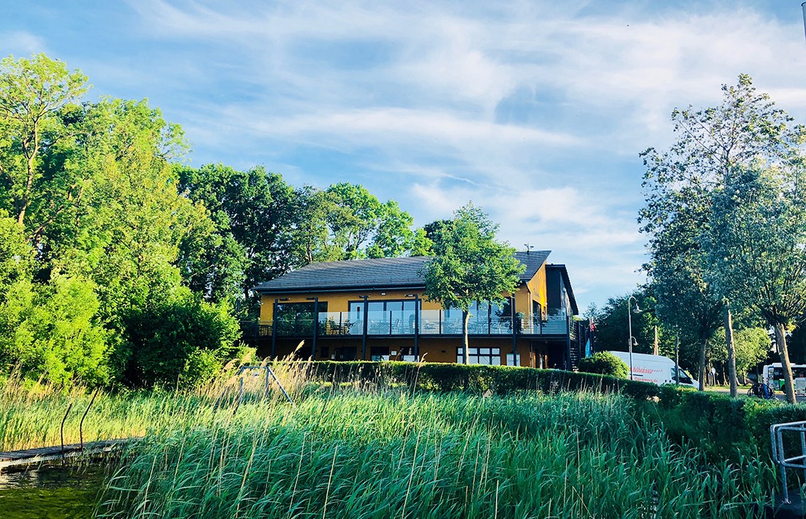 Zomeruitzicht op het havengebouw en het Strandhaus restaurant, &copy; Claudia Kratz