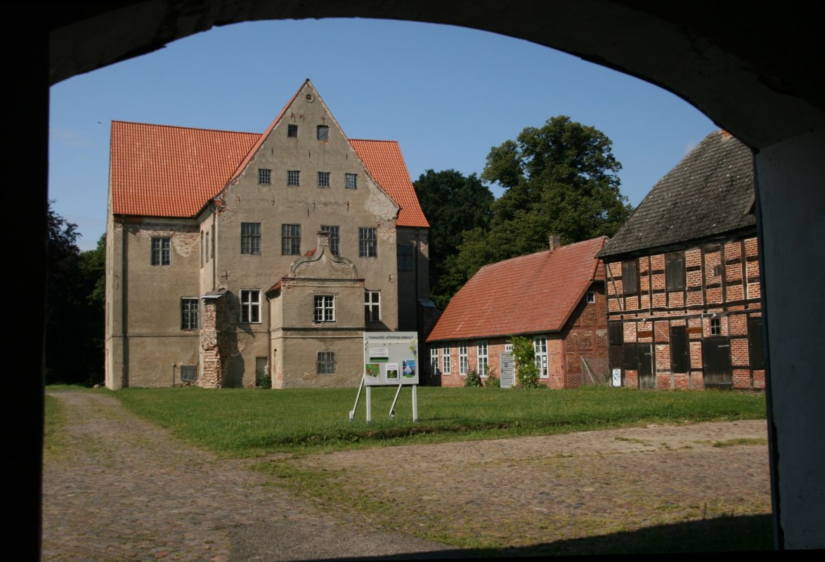 Die Schloss- und Gutshofanlage Ludwigsburg (bei Greifswald) // © Archiv Förderverein Schloss- und Gutshofanlage Ludwigsburg e. V. Die Schloss- und Gutshofanlage Ludwigsburg (bei Greifswald) // © Archiv Förderverein Schloss- und Gutshofanlage Ludwigsburg e. V.