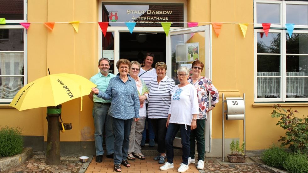 Die Mittwochsmaler Dassow vor dem Alten Rathaus Rechte, &copy; Uwe Lohff