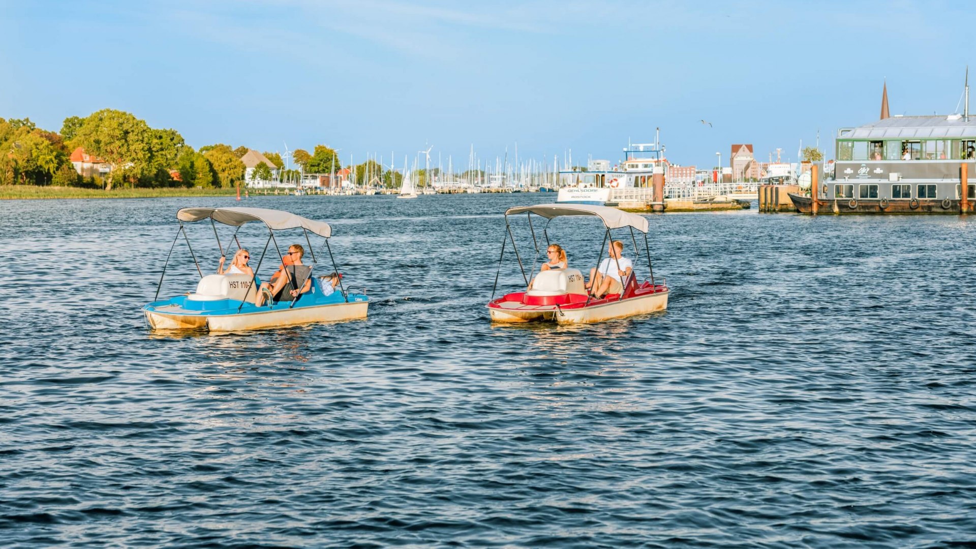 Auf Wunsch packt das Rostocker Restaurantschiff „Otto’s“ auch gleich einen Picknickkorb mit ins Boot // © MV-T/Tiemann Auf Wunsch packt das Rostocker Restaurantschiff „Otto’s“ auch gleich einen Picknickkorb mit ins Boot // © MV-T/Tiemann