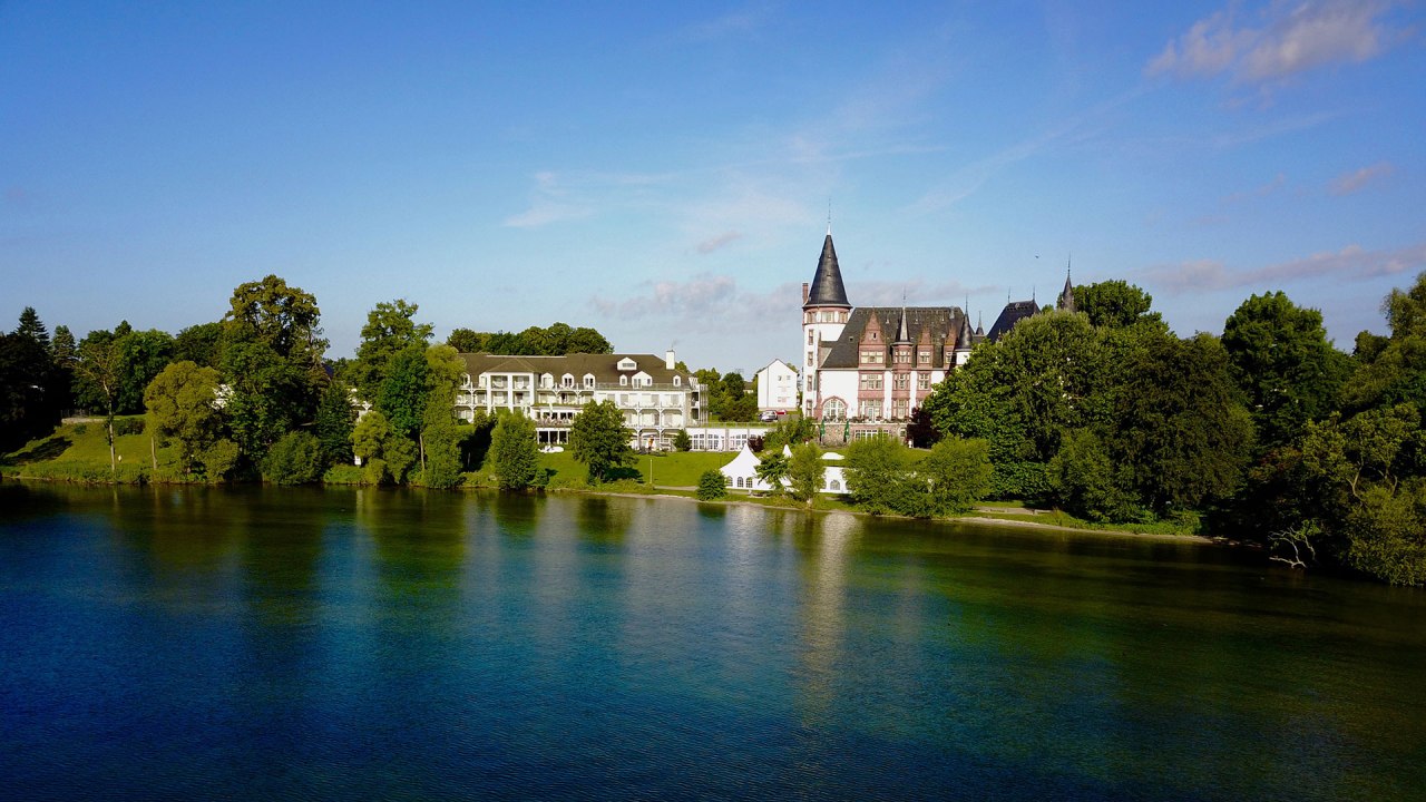 Het Seehotel Schloss Klink ligt direct aan de M&uuml;ritz // &copy; Seehotel Schloss Klink