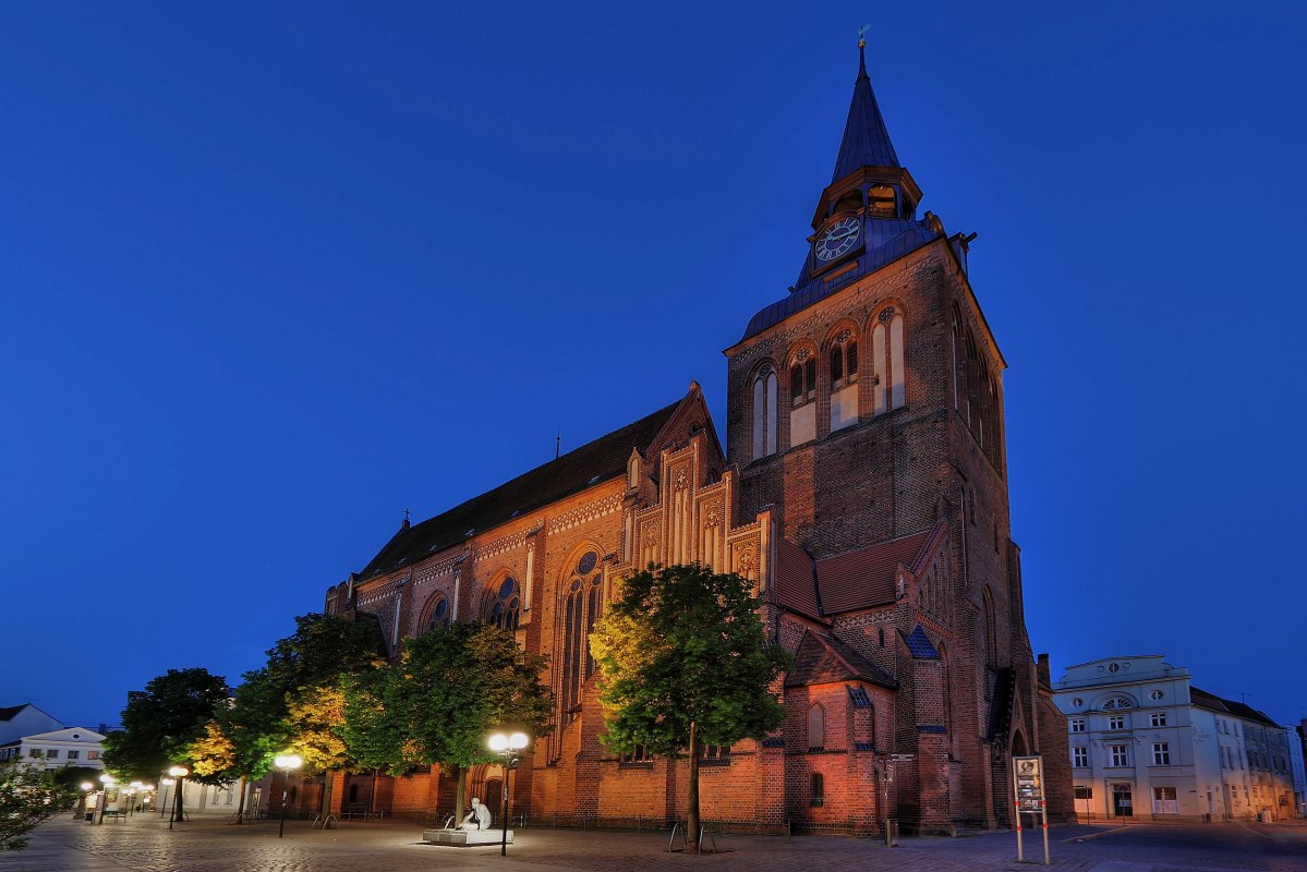 Buitenaanzicht van de parochiekerk van St Mary bij nacht // &copy; Helga M&ouml;bius