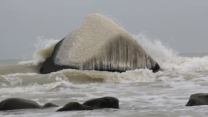 Der Schwanenstein im eisigen Winter, &copy; Touristik Lohme