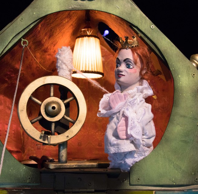 © TOG (aus dem Stück "Dornröschen und Fräulein Lieselotte" von Theater Maskotte; Foto: Hans Wander und Hektor Bazo) © TOG (aus dem Stück "Dornröschen und Fräulein Lieselotte" von Theater Maskotte; Foto: Hans Wander und Hektor Bazo)