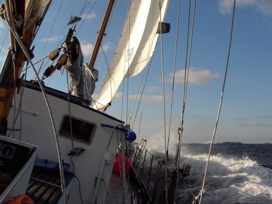 Die Jugendsegelyacht Greif von Ueckermünde im Seegang, © Schiffsführung 2004 Die Jugendsegelyacht Greif von Ueckermünde im Seegang, © Schiffsführung 2004