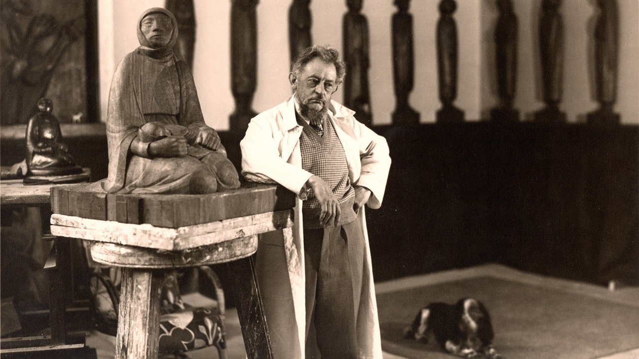 Ernst Barlach an seiner Holzskulptur "Mutter und Kind" // &copy; Archiv Ernst Barlach Stiftung