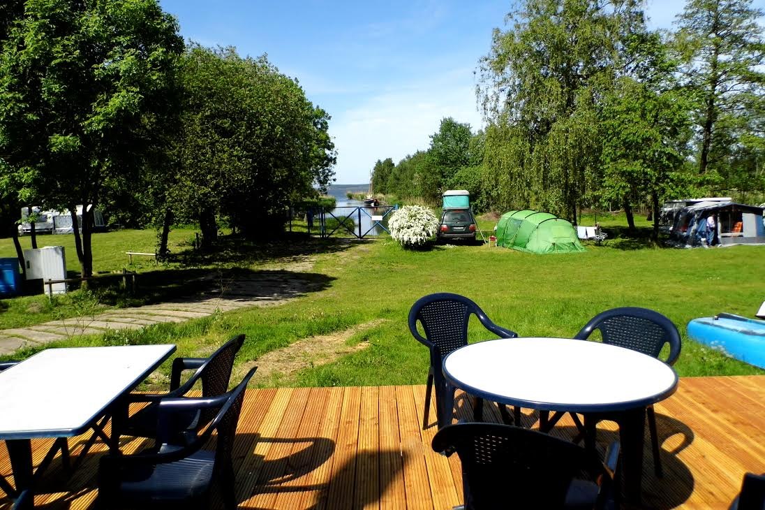 Mit Blick auf den Stichkanal lässt sich’s gut sein auf der Terrasse, © Naturcampingplatz Lassan Mit Blick auf den Stichkanal lässt sich’s gut sein auf der Terrasse, © Naturcampingplatz Lassan
