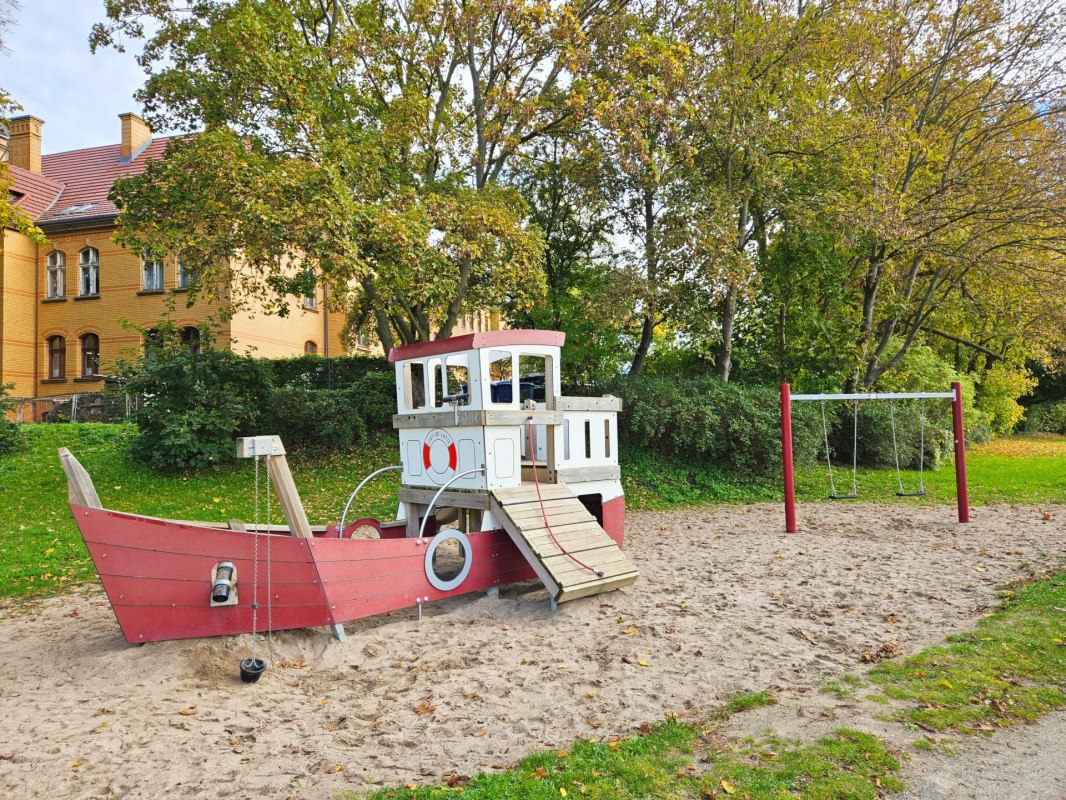 Speeltoestellen op de speelplaats aan de Bananenweg bij de Frankenteich // © Kredl Speeltoestellen op de speelplaats aan de Bananenweg bij de Frankenteich // © Kredl