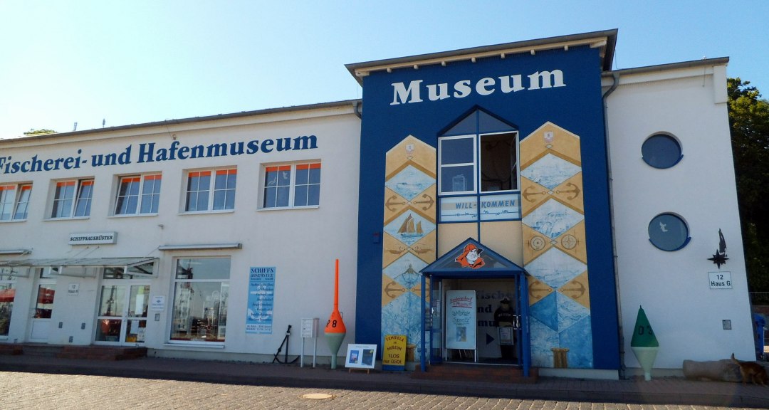 Direkt im Stadthafen gelegen: Das Fischerei- und Hafenmuseum in Sassnitz, &copy; Heike Seelenbinder