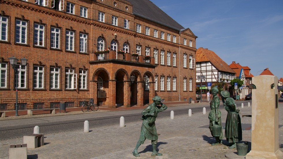 Rathaus mit Fiek`n Brunnen und lustiger Figurengruppe, &copy; Stadt Hagenow