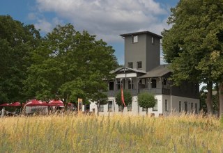 Neben der Klassik-Edition k&ouml;nnen Besucher wechselnde limitierte Whiskys und weitere Spirituosen entdecken und verkosten. // &copy; St&ouml;rtebeker Brennerei GmbH