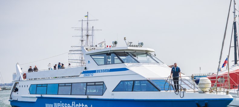 Das Wahrzeichen der Insel Hiddensee.
Kommt man zur Insel Hiddensee, so kommt man an ihm einfach nicht vorbei: dem Leuchtturm Dornbuch! // &copy; Wei&szlig;e Flotte GmbH
