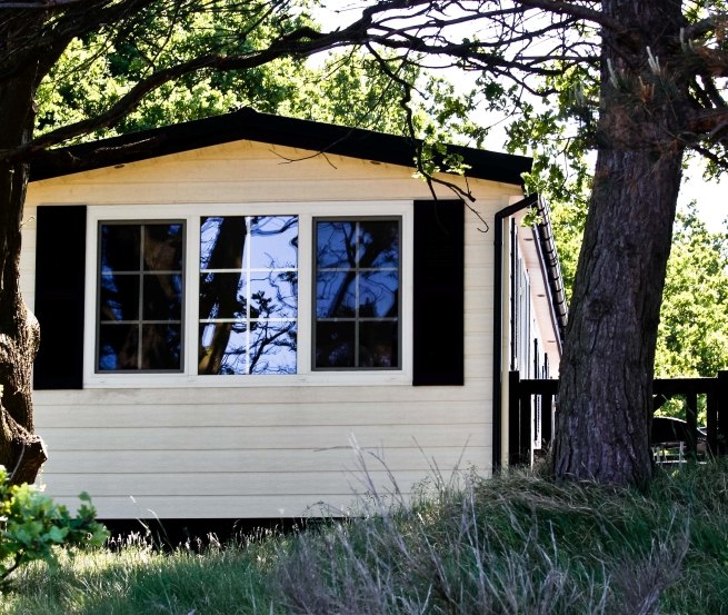 In den Ganzjahres-Chalets des Ostseecamps erleben Sie die perfekte Erholung und Entspannung // &copy; MV-T/Raff