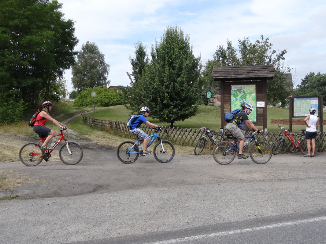 Radfahrer am Findlingsgarten Wesenberg // &copy; Mecklenburgische Kleinseenplatte Touristik GmbH