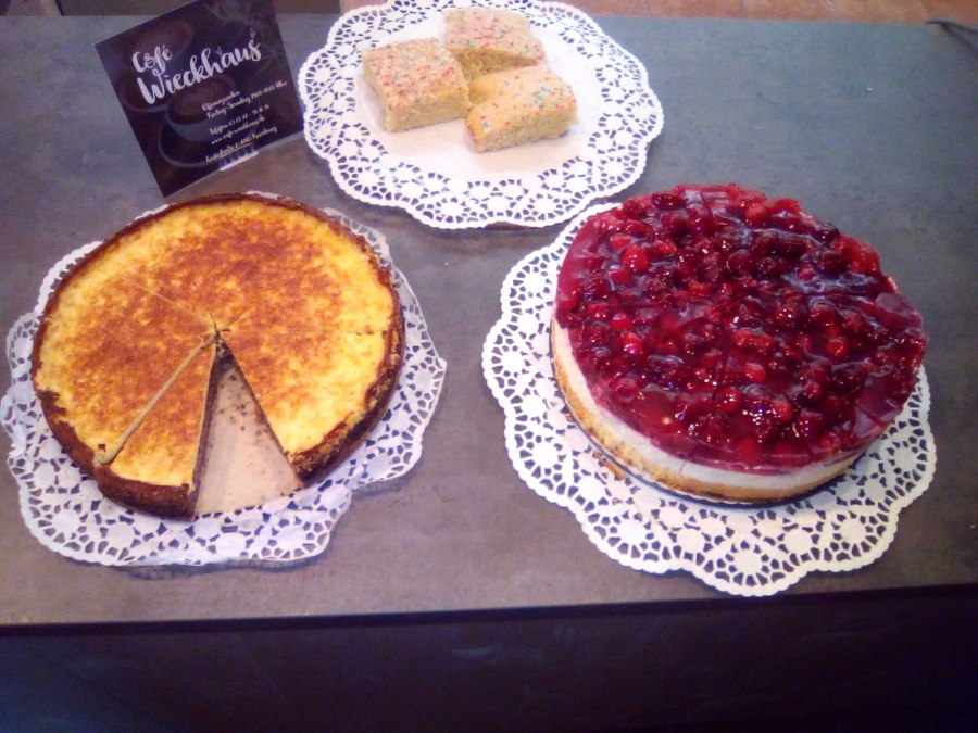 Jedes Wochenende wechselt das Kuchen und Tortenangebot(Hier Mohneierschecke, Streuselkuchen und eine Himbeersahnetorte), © Tom Augustyniak Jedes Wochenende wechselt das Kuchen und Tortenangebot(Hier Mohneierschecke, Streuselkuchen und eine Himbeersahnetorte), © Tom Augustyniak
