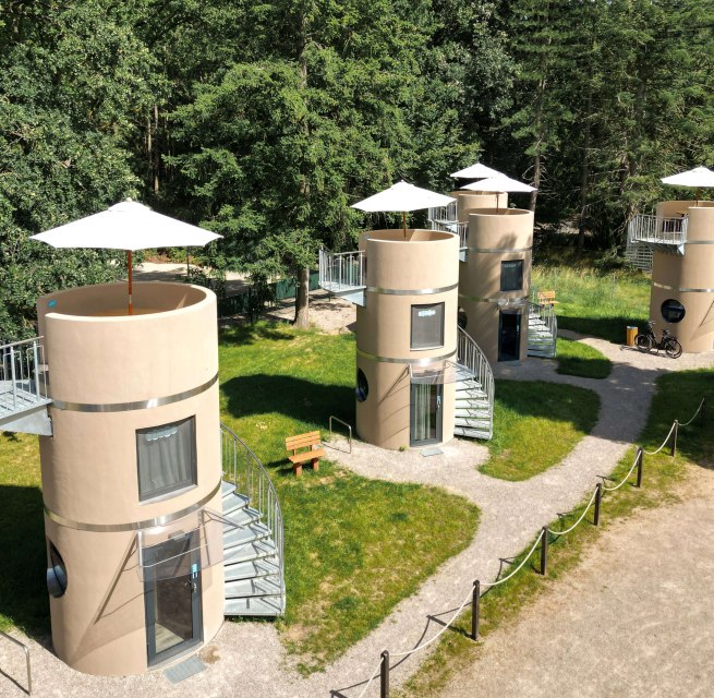 Das slube Hotel in Krakow am See mit seinen Schlaftürmen // © slube Das slube Hotel in Krakow am See mit seinen Schlaftürmen // © slube