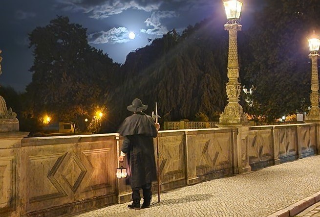 Nachtwächter auf der Brücke mit Blickrichtung zum Schloss bei Nacht. // © Michael Kratt Nachtwächter auf der Brücke mit Blickrichtung zum Schloss bei Nacht. // © Michael Kratt