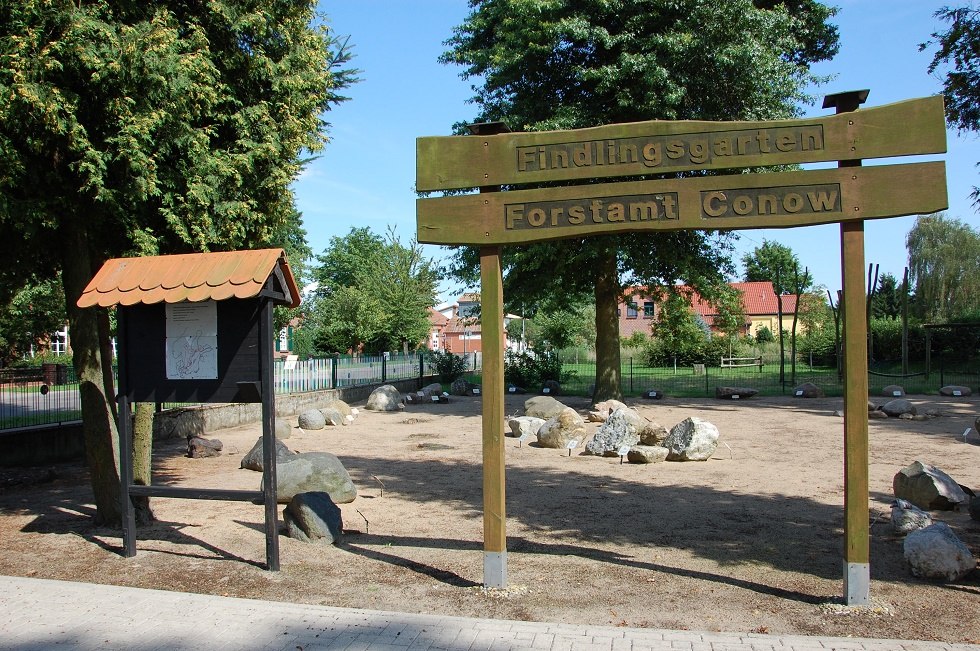 Im Findlingsgarten befinden sich Steine, die mit der Eiszeit hierher kamen. // © Gabriele Skorupski Im Findlingsgarten befinden sich Steine, die mit der Eiszeit hierher kamen. // © Gabriele Skorupski