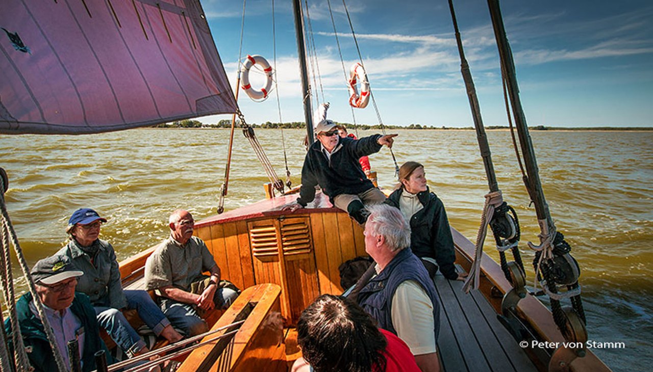 Zeesboot segeln auf dem Saaler Bodden ab Hafen Althagen, © Peter von Stamm Zeesboot segeln auf dem Saaler Bodden ab Hafen Althagen, © Peter von Stamm