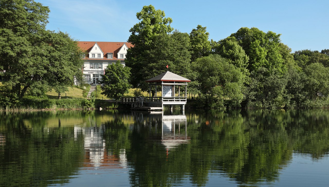 Blick vom Tiefwarensee auf der Hotel Amsee, © Hotel Amsee GmbH Blick vom Tiefwarensee auf der Hotel Amsee, © Hotel Amsee GmbH