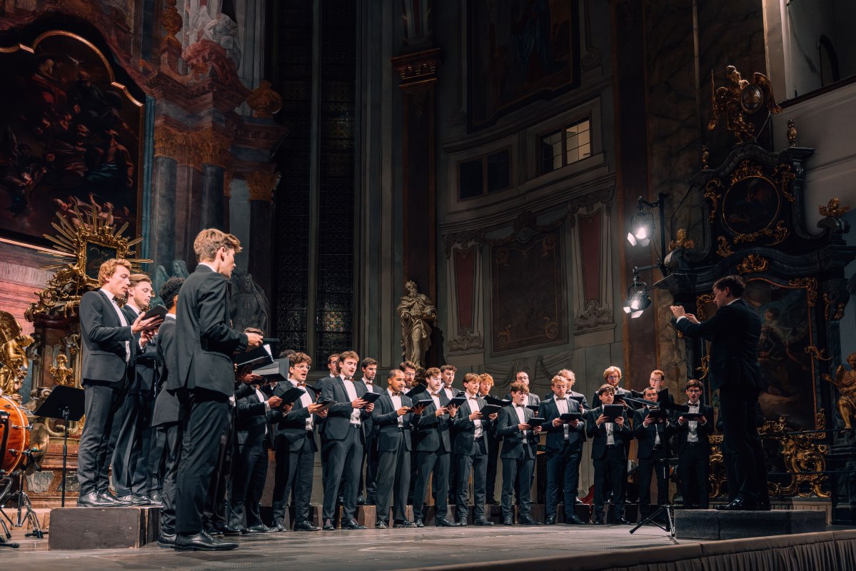 Der Männerkammerchor ffortissibros plus Projektchor singt der Bühne in einer prunkvoll geschmückten Kirche in Prag, © ffortissibros © Jan Malý Der Männerkammerchor ffortissibros plus Projektchor singt der Bühne in einer prunkvoll geschmückten Kirche in Prag, © ffortissibros © Jan Malý