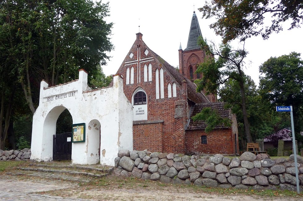 Kirche mit Eingangsportal // &copy; Sabrina Wittkopf-Schade