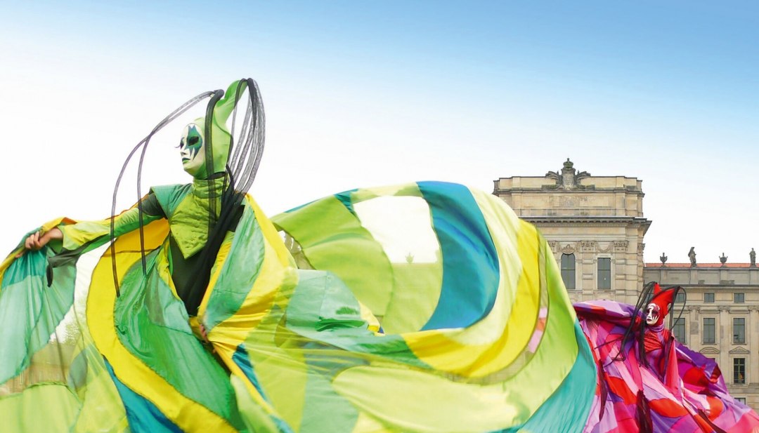 Fantasierijk vuurwerk: het is het hele jaar door showtime in Mecklenburg-Vorpommern. In de zomer presenteren acrobaten, artiesten, cabaretiers en clowns hun kleurrijke programma's voor het kasteel Ludwigslust. // &copy; MV-T/Roth