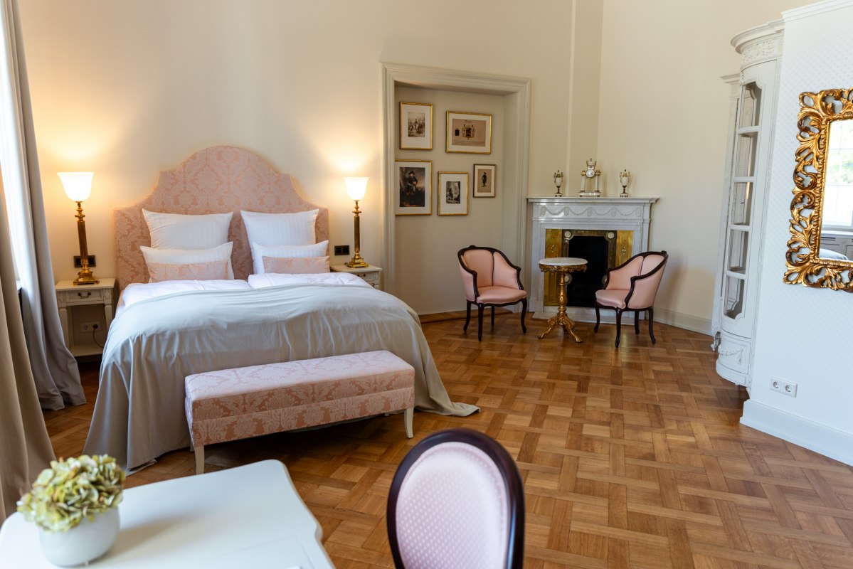 Eleganz und Charme zum Wohlfühlen - Hotelzimmer im Schloss Neustrelitz // © Schloss Neustrelitz / Bianka Pogadl Eleganz und Charme zum Wohlfühlen - Hotelzimmer im Schloss Neustrelitz // © Schloss Neustrelitz / Bianka Pogadl