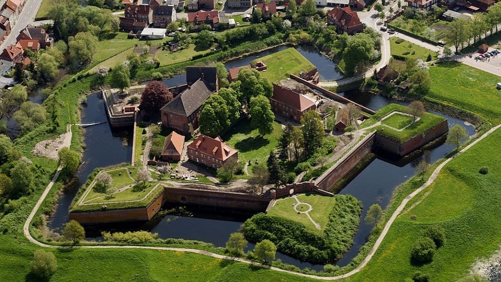De vesting Dömitz is strategisch gelegen aan de rivier de Elbe // © Tourismusverband Mecklenburg-Schwerin e.V. De vesting Dömitz is strategisch gelegen aan de rivier de Elbe // © Tourismusverband Mecklenburg-Schwerin e.V.