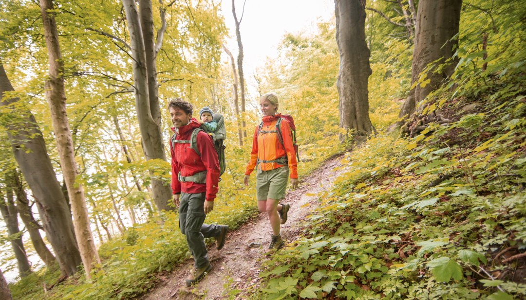 Auf Entdeckungstour mit der Familie: Die Insel R&uuml;gen ist immer &ouml;fter das Ziel kleiner und gro&szlig;er Wandertr&auml;ume. Ein gut ausgebautes Wegenetz l&auml;dt zu abwechslungsreichen Touren durch den Nationalpark Jasmund ein. Jede Route ist ein Erlebnis f&uuml;r sich und auch f&uuml;r Familien mit Kind geeignet. 