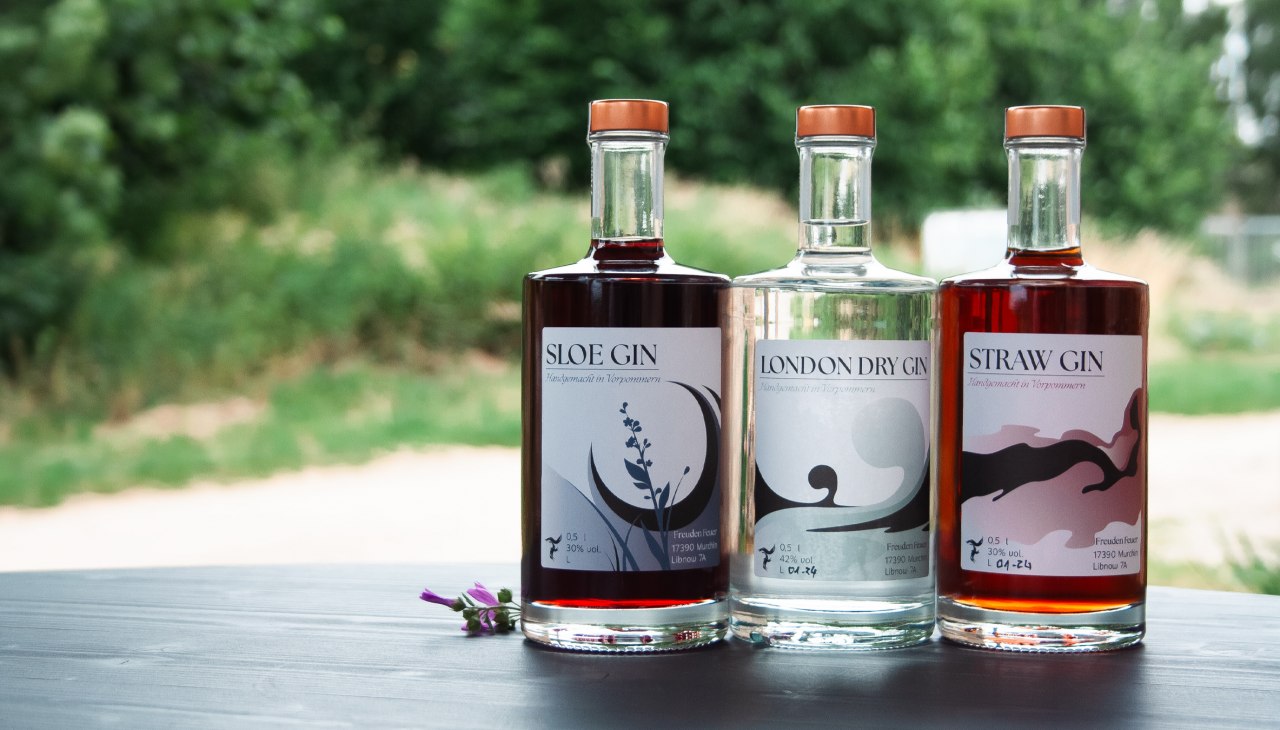 Die Gins. Eine Sparte neben sortenreinen Obstbränden, Geisten, Likören und Cider als Flaschengärung, vergoren nach Champagnermethode., © FreudenFeuer Destillerie GbR Die Gins. Eine Sparte neben sortenreinen Obstbränden, Geisten, Likören und Cider als Flaschengärung, vergoren nach Champagnermethode., © FreudenFeuer Destillerie GbR