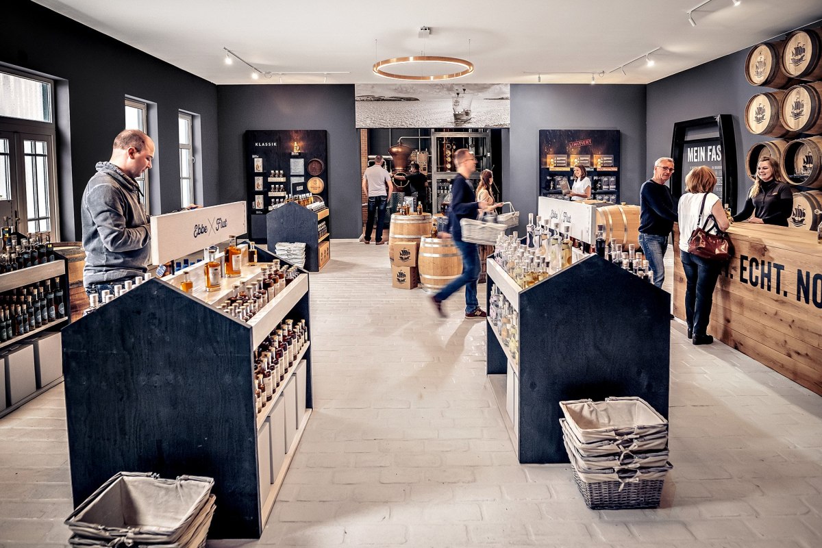 Stöbern, Einkaufen und Verkosten im Showroom der Brennerei. // © Störtebeker Brennerei GmbH Stöbern, Einkaufen und Verkosten im Showroom der Brennerei. // © Störtebeker Brennerei GmbH