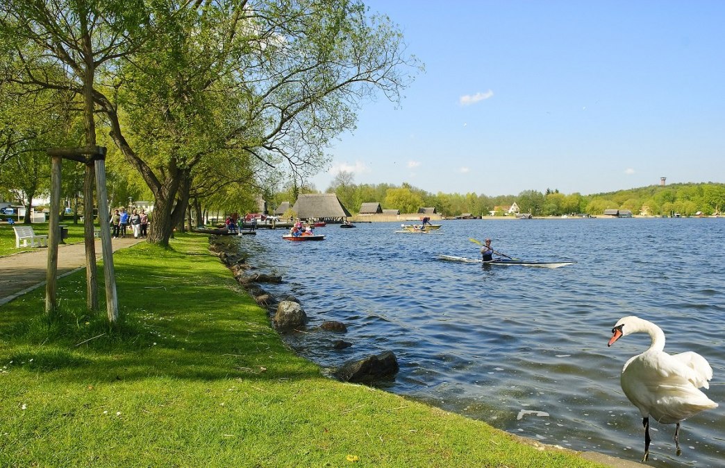 Romantische Seepromenade lädt zum Verweilen ein, © Frank Eilrich